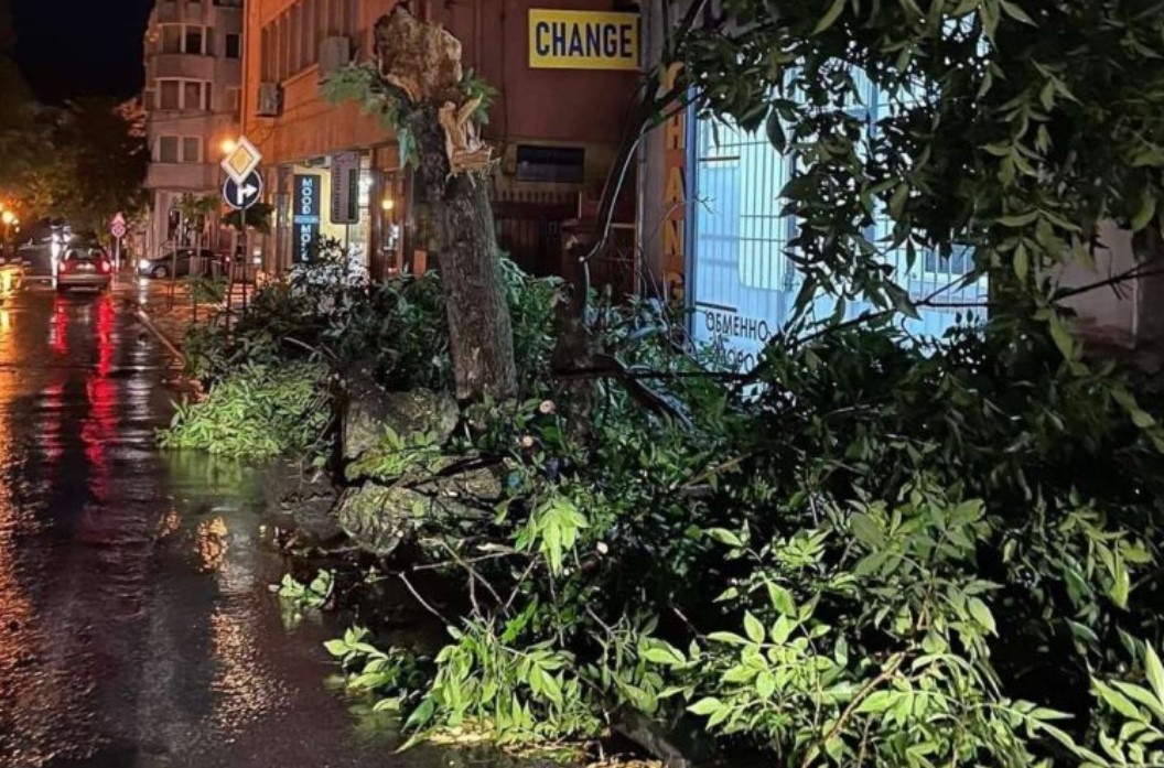 Силна буря се разрази късно снощи в Сандански и нанесе